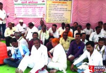 विविध मागण्यांसाठी ग्राम रोजगार सेवकांचे जिल्हाधिकारी कार्यालयासमोर धरणे