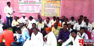विविध मागण्यांसाठी ग्राम रोजगार सेवकांचे जिल्हाधिकारी कार्यालयासमोर धरणे
