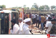 सैलानी येथे बोकड्याचा नवस फेडण्यासाठी आलेले 407 वाहन पलटले; 17 जखमी
