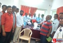मोताळ्यातील महावितरणचा भोंगळ कारभार चव्हाट्यावर; 6 गावातील शेतकऱ्यांनी उप अभियंत्याच्या खुर्चीला हार घालून दिले निवेदन !