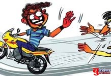 तो मुतायला गेला; ते आले अन् गाडी घेवून गेले !