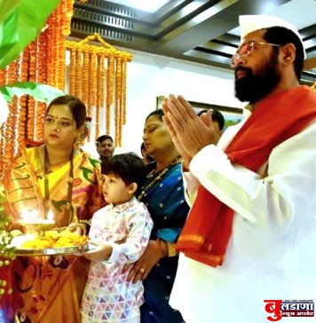 ‘वर्षा’ निवासस्थानी मुख्यमंत्र्यांच्या हस्ते श्री गणरायाची प्रतिष्ठापना